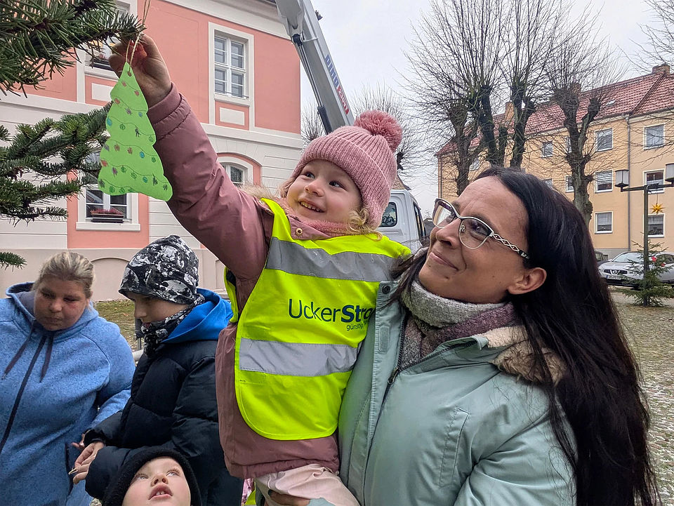 Anika Burbach hilf Alfia, ihren Weihnachtsbaumschmuck anzuhängen. (Foto: Birgit Bruck) Anika Burbach hilf Alfia, ihren Weihnachtsbaumschmuck anzuhängen. (Foto: Birgit Bruck)