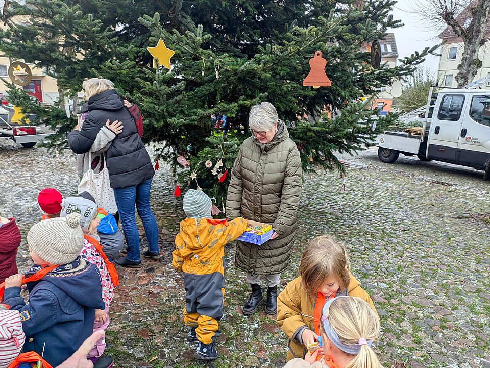 Bürgermeisterin Karola Gundlach mit einem süßen Dankeschön für die Zwerge (Foto: Birgit Bruck) Bürgermeisterin Karola Gundlach mit einem süßen Dankeschön für die Zwerge (Foto: Birgit Bruck)